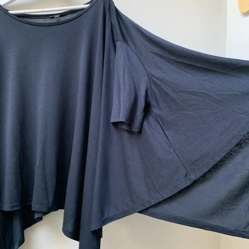 COS Black Jersey Top
Medium
Boxy / Oversized
Asymmetrical hem - Picture 10 of 11